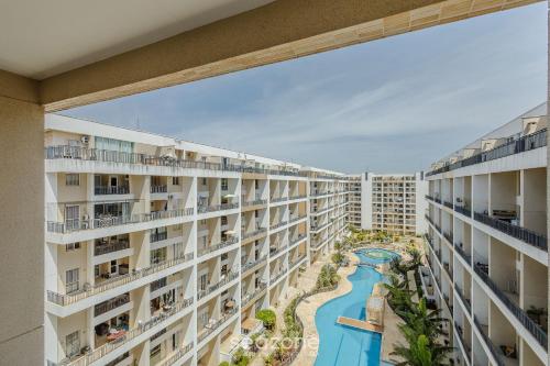 condominio bem localizado com piscina tcr