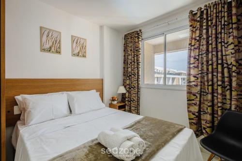 condominio bem localizado com piscina tcr