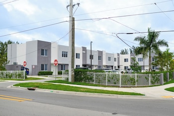 Prime Townhouses Near Design District,,3 star