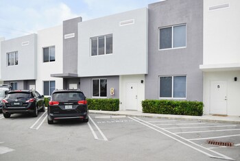 Prime Townhouses Near Design District,,3 star