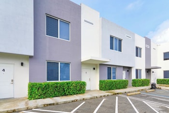 Prime Townhouses Near Design District,,3 star