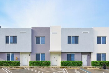 Prime Townhouses Near Design District,,3 star