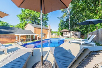 serene modern getaway with poolandgames