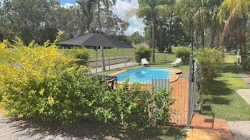 1 Showgrounds Road Horse Creek Qld 4714,,2 star