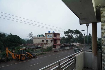 hotel mid town daringbadi