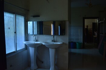 hotel mid town daringbadi
