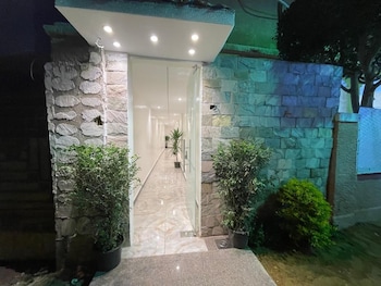 basha pyramids inn