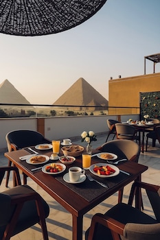basha pyramids inn