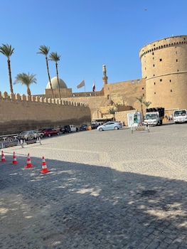 basha pyramids inn