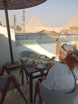 basha pyramids inn