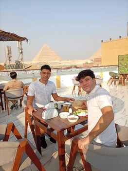 basha pyramids inn