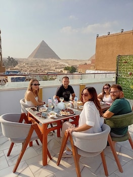 basha pyramids inn