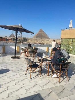 basha pyramids inn