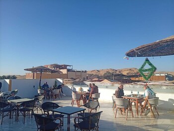 basha pyramids inn