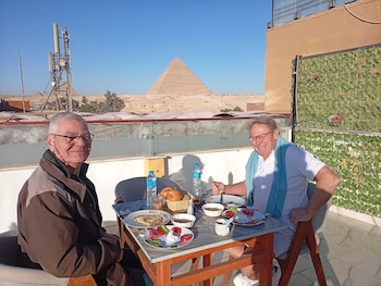 basha pyramids inn