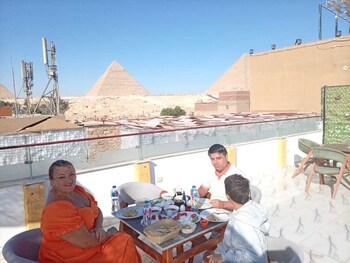 basha pyramids inn