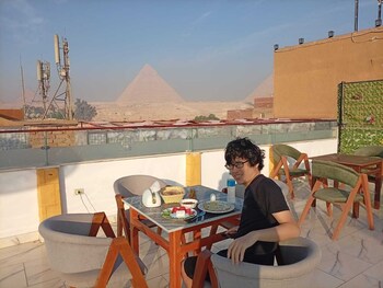 basha pyramids inn