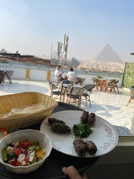 basha pyramids inn