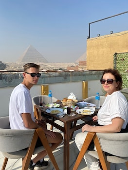 basha pyramids inn