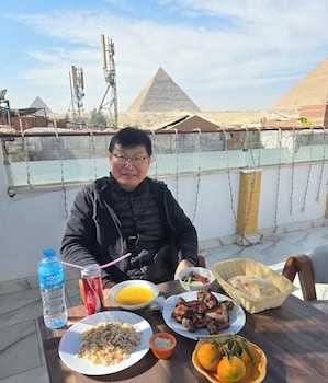 basha pyramids inn