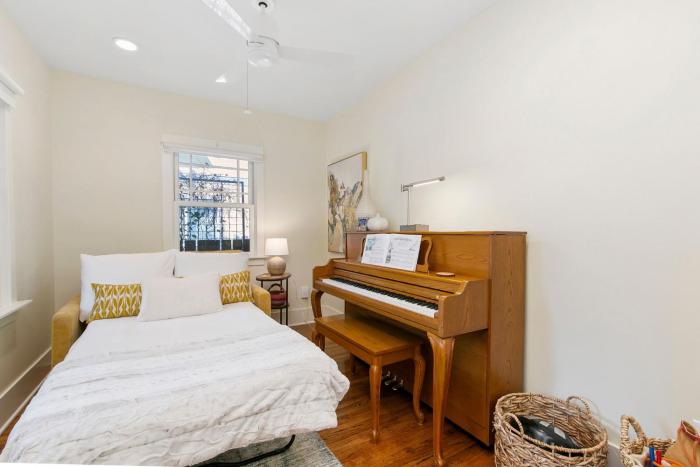 maple courtyard old town w king suite and piano