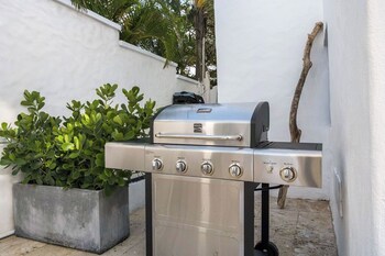 ocean park 1bd 1ba pool walktobeach iv