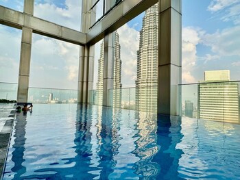 tropicanathe residence klcc by cozy stay