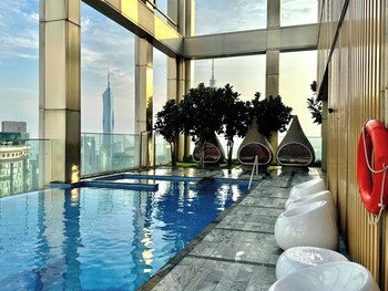 tropicanathe residence klcc by cozy stay