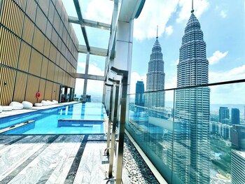 tropicanathe residence klcc by cozy stay