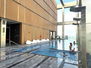 tropicanathe residence klcc by cozy stay