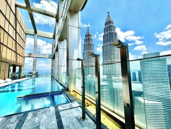 tropicanathe residence klcc by cozy stay