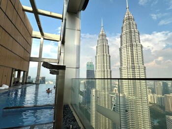 tropicanathe residence klcc by cozy stay