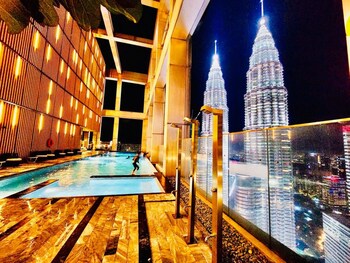 tropicanathe residence klcc by cozy stay