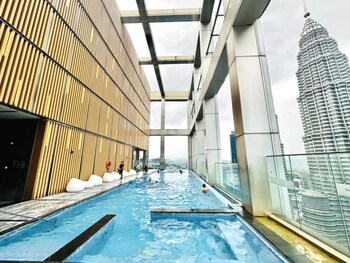 tropicanathe residence klcc by cozy stay