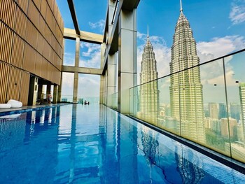 tropicanathe residence klcc by cozy stay