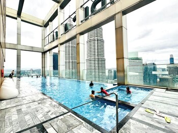 tropicanathe residence klcc by cozy stay