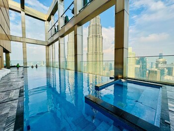 tropicanathe residence klcc by cozy stay