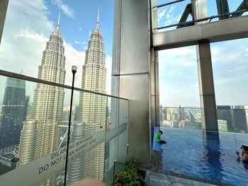 tropicanathe residence klcc by cozy stay
