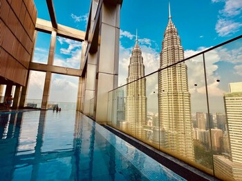 tropicanathe residence klcc by cozy stay