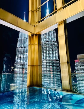 tropicanathe residence klcc by cozy stay