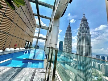 tropicanathe residence klcc by cozy stay