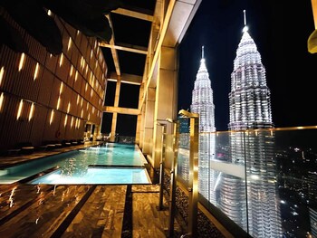 tropicanathe residence klcc by cozy stay