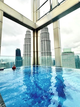 tropicanathe residence klcc by cozy stay