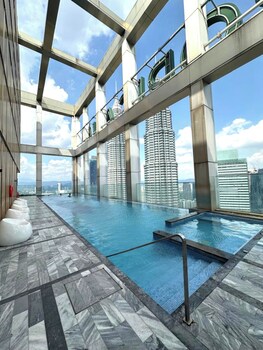 tropicanathe residence klcc by cozy stay