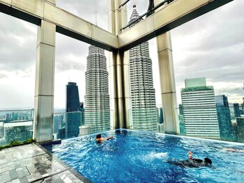 tropicanathe residence klcc by cozy stay