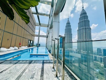 tropicanathe residence klcc by cozy stay