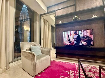 tropicanathe residence klcc by cozy stay