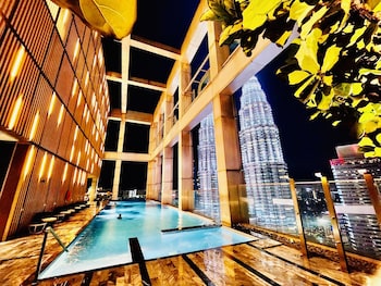 tropicanathe residence klcc by cozy stay