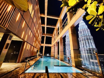 tropicanathe residence klcc by cozy stay