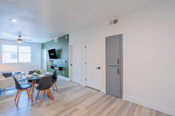 Rove Living/Kb - Zone Westgate,6610 N 93Rd Ave,4 star